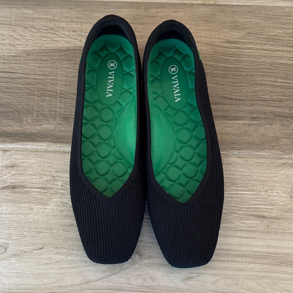Vivaia 41 9 1/2 Lightweight Square Toe V Cut Flats